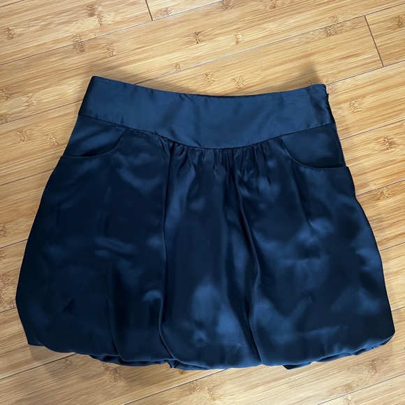 💚 ELLE black satin mini skirt.  Size 4 - Picture 1 of 3